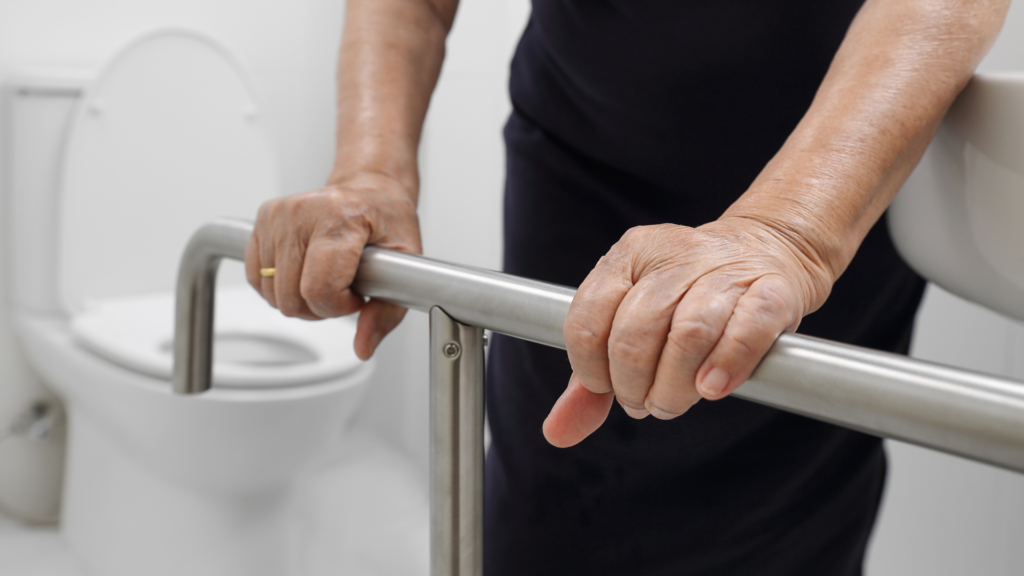 やりすぎ注意！手すりは「壁の下地補強」に留めるのが正解